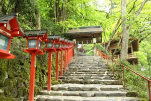 貴船神社の呪い 丑の刻参りの藁人形や絵馬 奥宮の怖い効果とは パワースポット巡りでご利益を 開運ネット